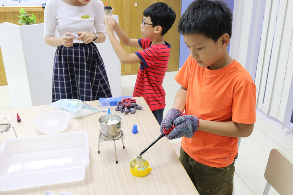 Thí Nghiệm Khoa Học Vui (STEM)