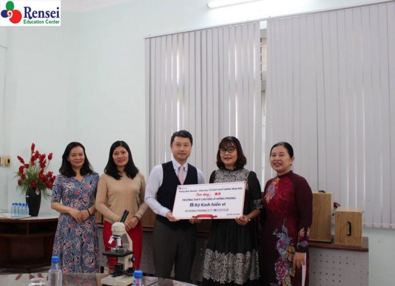 BUỔI TRAO TẶNG KINH HIỂN VI TẠI TRƯỜNG THPT CHUYÊN LÊ HỒNG PHONG